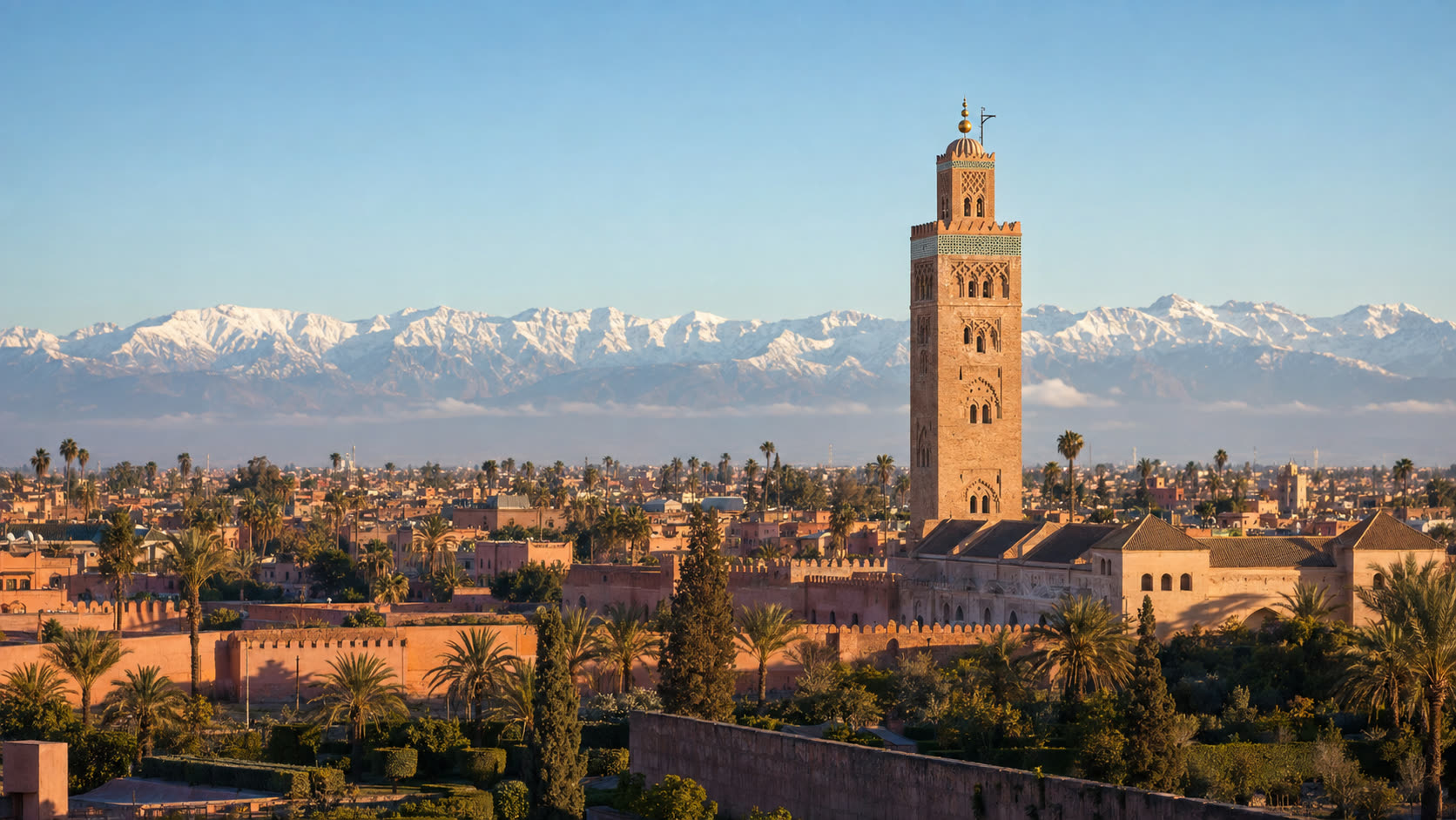 La Koutoubia et les montagnes de l'Atlas depuis Marrakech